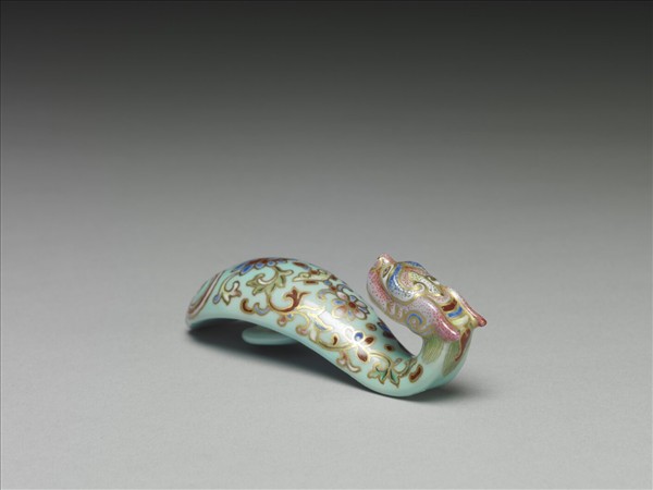 粉彩湖綠地萬壽花卉紋龍首帶鈎