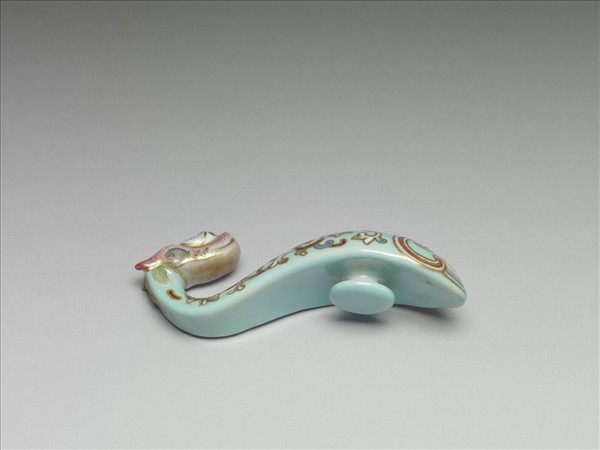 粉彩湖綠地萬壽花卉紋龍首帶鈎