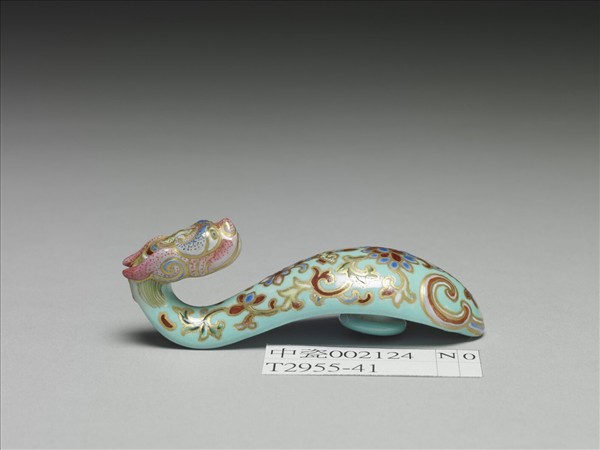 粉彩湖綠地萬壽花卉紋龍首帶鈎