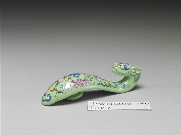 粉彩綠地萬福龍首帶鈎