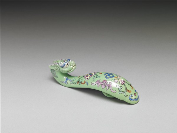 粉彩綠地萬福龍首帶鈎