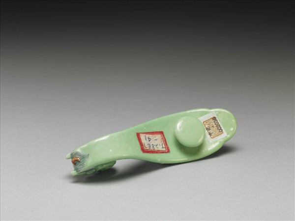 粉彩綠地萬福龍首帶鈎