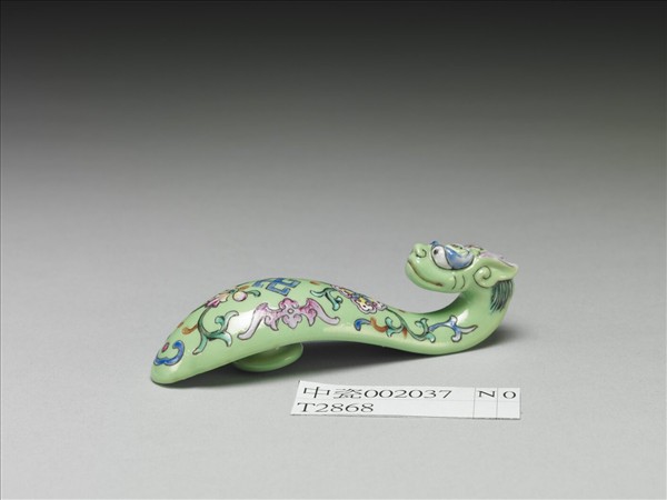 粉彩綠地萬福龍首帶鈎