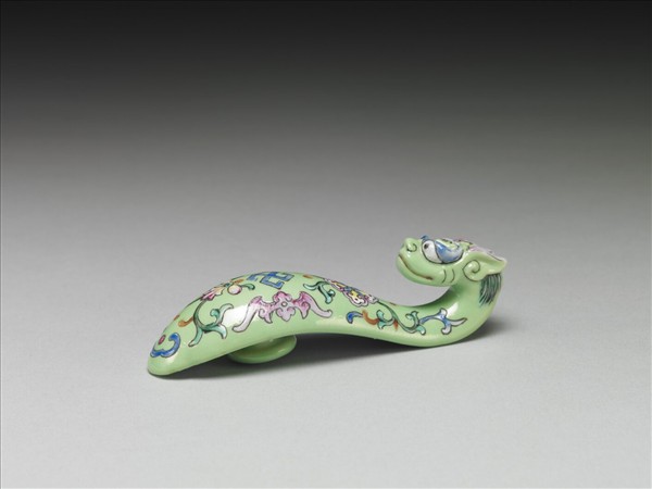 粉彩綠地萬福龍首帶鈎
