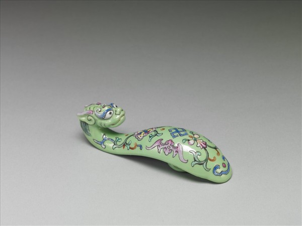 粉彩綠地萬福龍首帶鈎