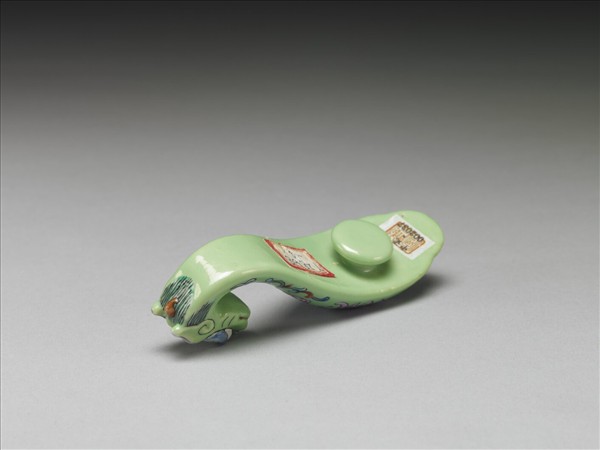 粉彩綠地萬福龍首帶鈎