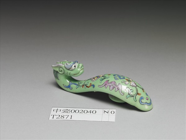 粉彩綠地萬福龍首帶鈎