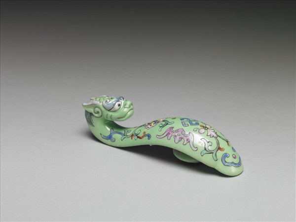 粉彩綠地萬福龍首帶鈎