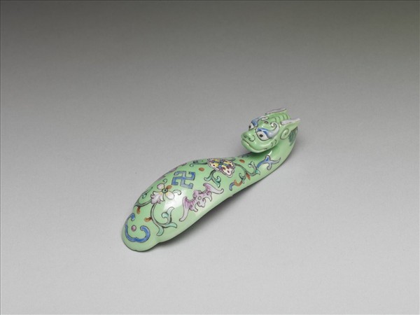 粉彩綠地萬福龍首帶鈎