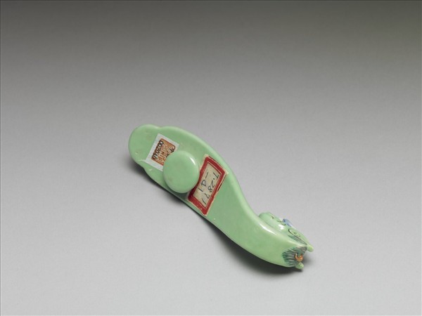 粉彩綠地萬福龍首帶鈎