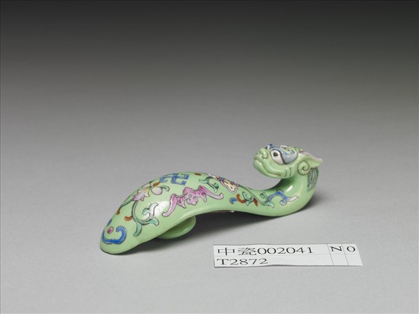 粉彩綠地萬福龍首帶鈎