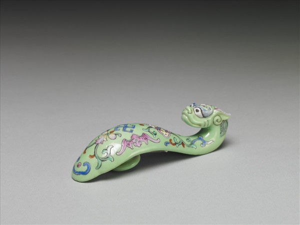 粉彩綠地萬福龍首帶鈎