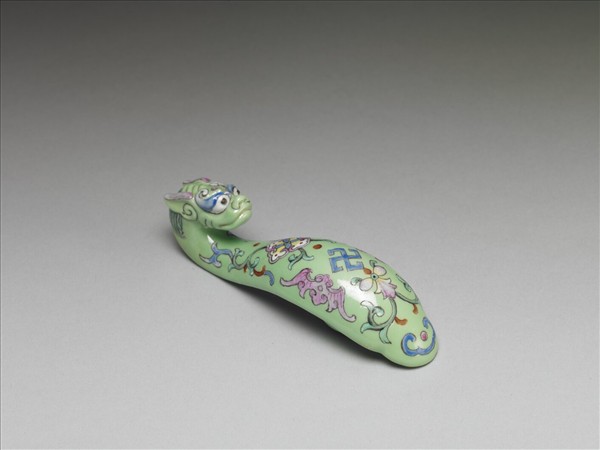 粉彩綠地萬福龍首帶鈎