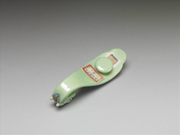 粉彩綠地萬福龍首帶鈎