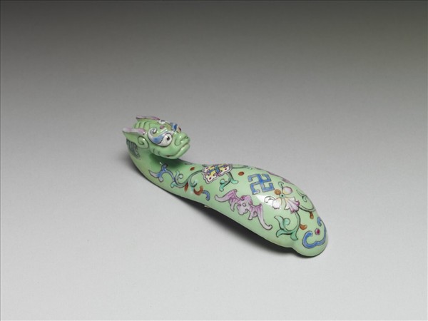 粉彩綠地萬福龍首帶鈎