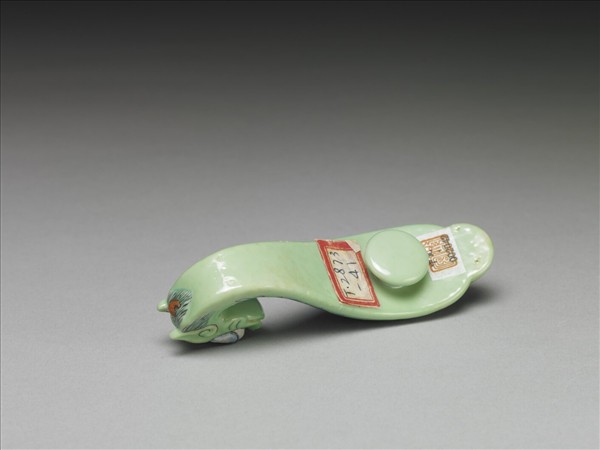 粉彩綠地萬福龍首帶鈎