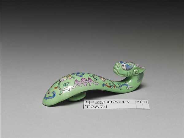粉彩綠地萬福龍首帶鈎