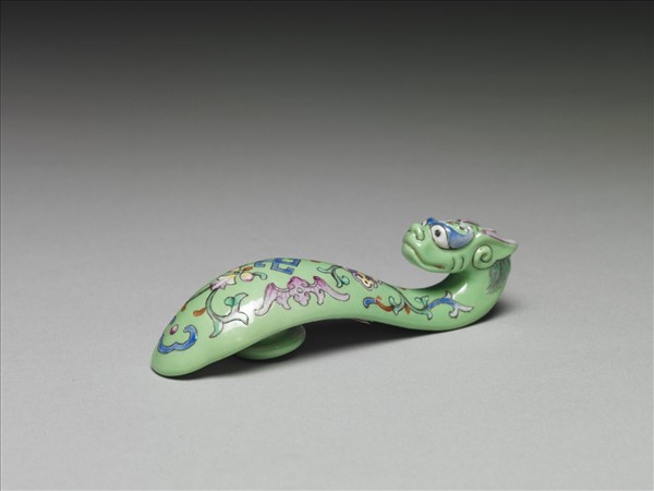 粉彩綠地萬福龍首帶鈎