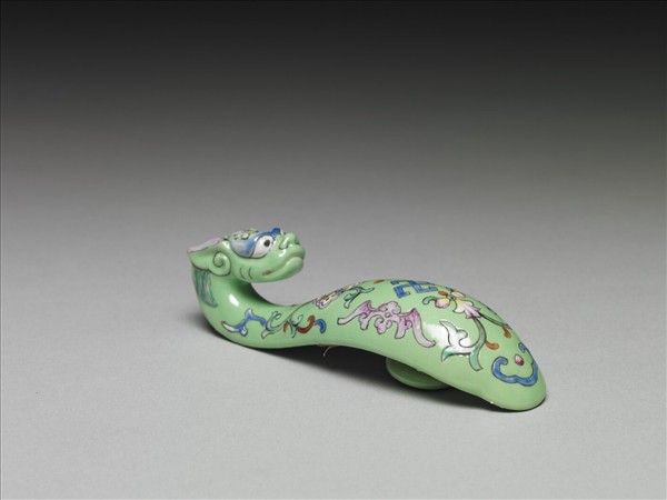 粉彩綠地萬福龍首帶鈎