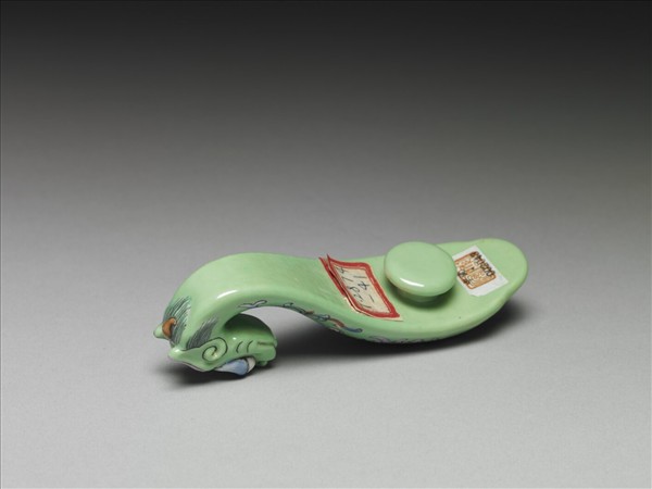 粉彩綠地萬福龍首帶鈎