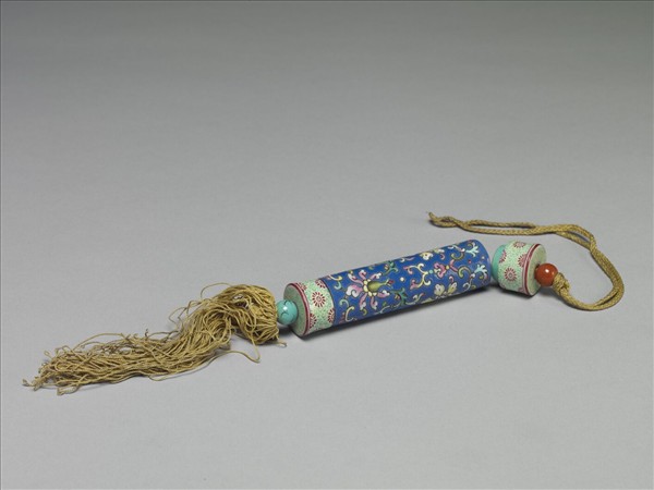 粉彩藍地纏枝花卉紋牙籤筒