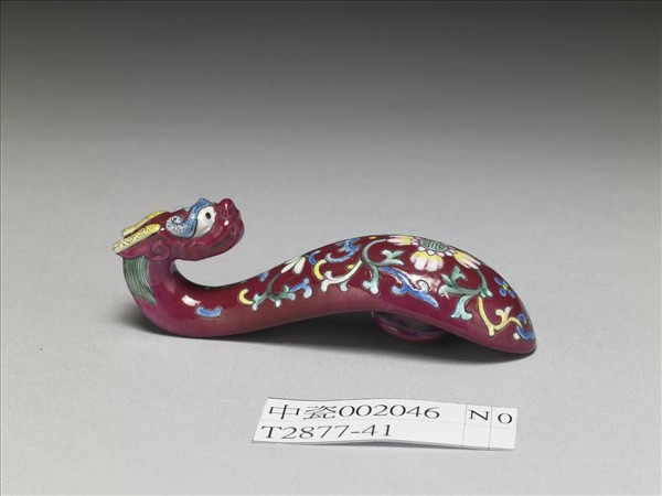 粉彩紅地龍首萬壽花卉紋帶鈎
