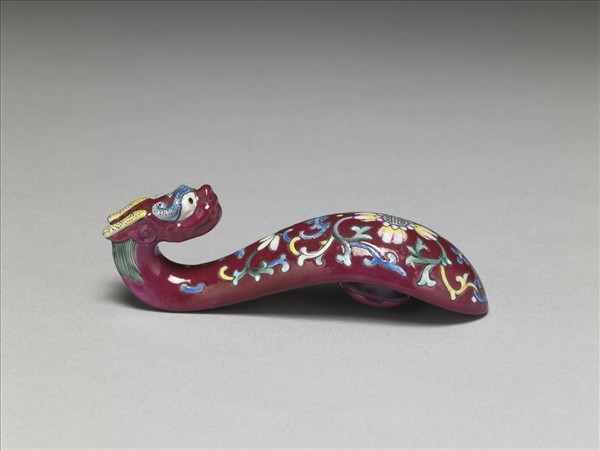 粉彩紅地龍首萬壽花卉紋帶鈎