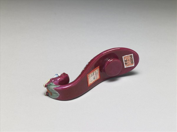 粉彩紅地龍首萬壽花卉紋帶鈎