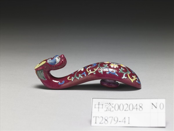 粉彩紅地龍首萬壽花卉紋帶鈎