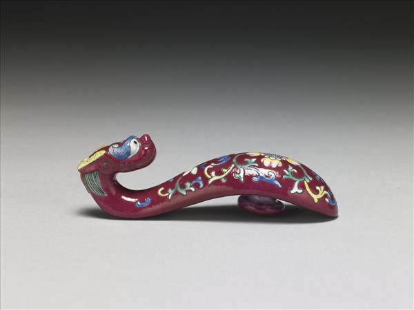 粉彩紅地龍首萬壽花卉紋帶鈎