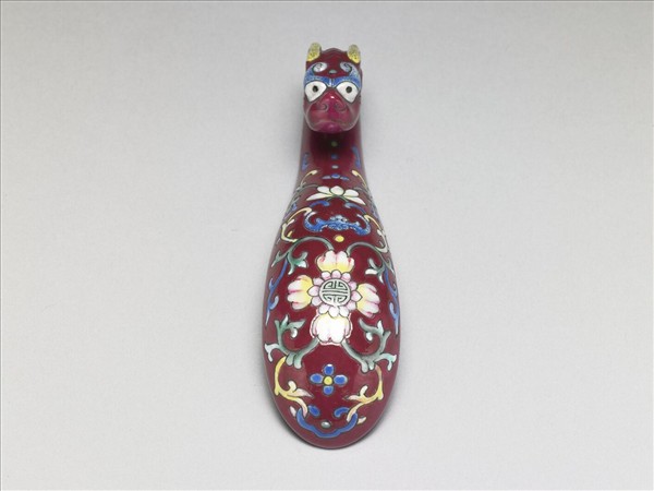 粉彩紅地龍首萬壽花卉紋帶鈎