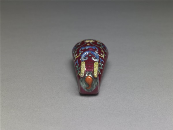 粉彩紅地龍首萬壽花卉紋帶鈎