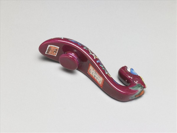 粉彩紅地龍首萬壽花卉紋帶鈎