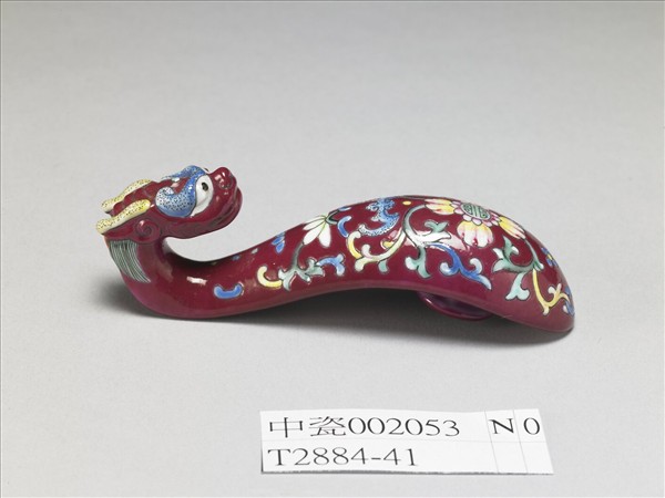 粉彩紅地龍首萬壽花卉紋帶鈎