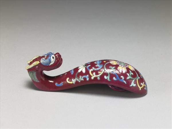 粉彩紅地龍首萬壽花卉紋帶鈎