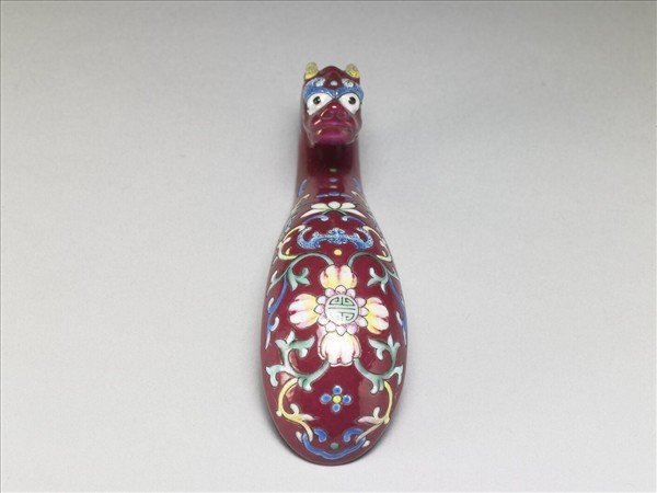 粉彩紅地龍首萬壽花卉紋帶鈎