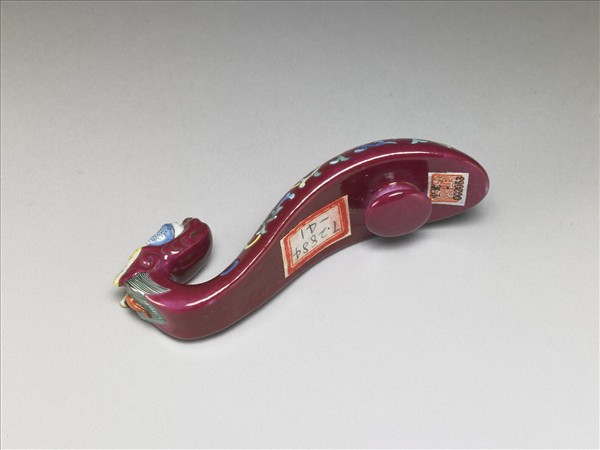 粉彩紅地龍首萬壽花卉紋帶鈎