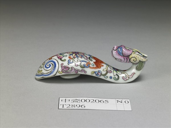 粉彩白地龍首帶鈎
