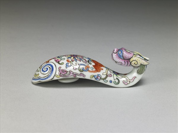 粉彩白地龍首帶鈎