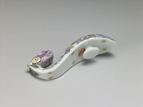 粉彩白地龍首帶鈎