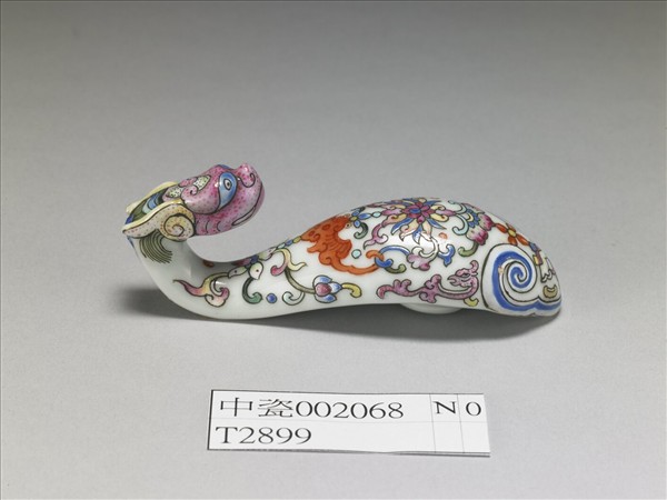 粉彩白地龍首帶鈎