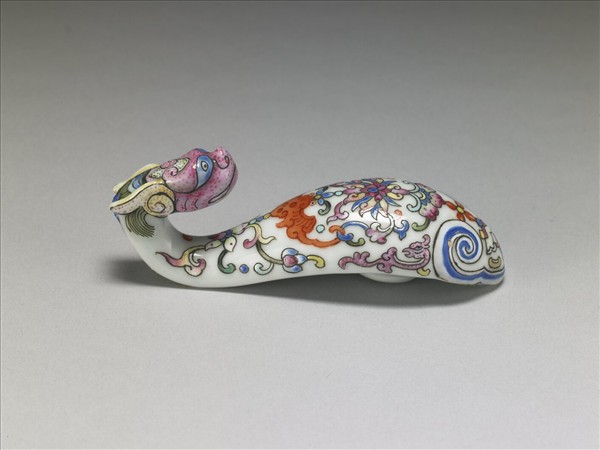 粉彩白地龍首帶鈎