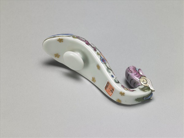 粉彩白地龍首帶鈎