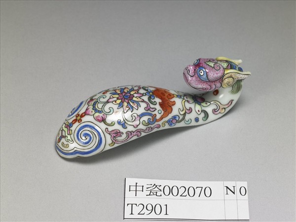 粉彩白地龍首帶鈎