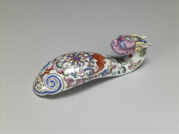 粉彩白地龍首帶鈎