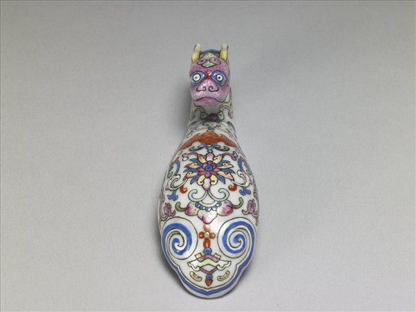 粉彩白地龍首帶鈎