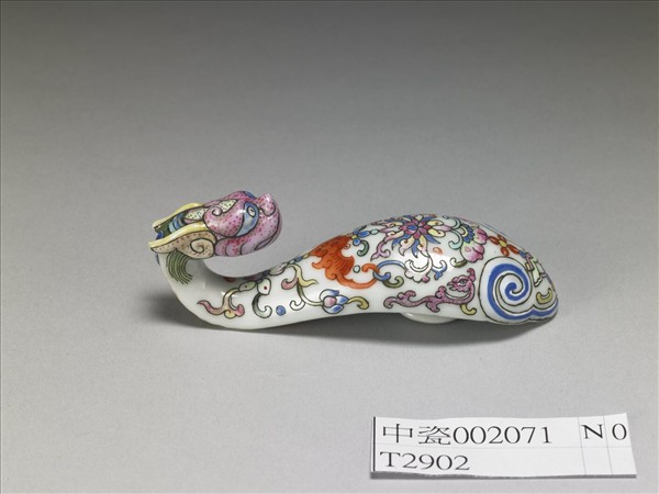 粉彩白地龍首帶鈎