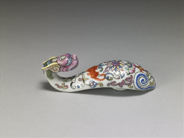 粉彩白地龍首帶鈎