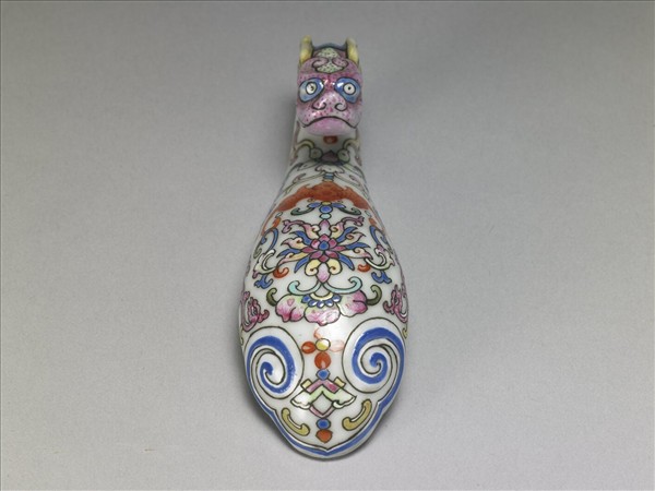 粉彩白地龍首帶鈎