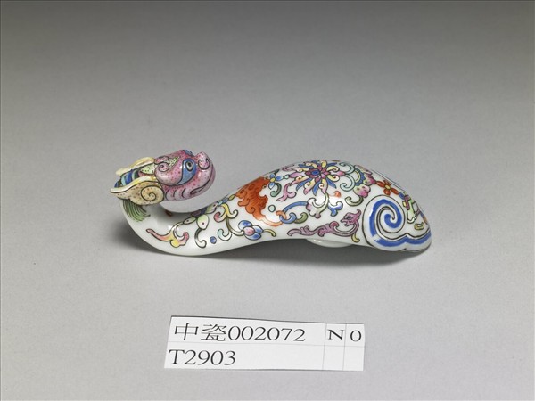 粉彩白地龍首帶鈎